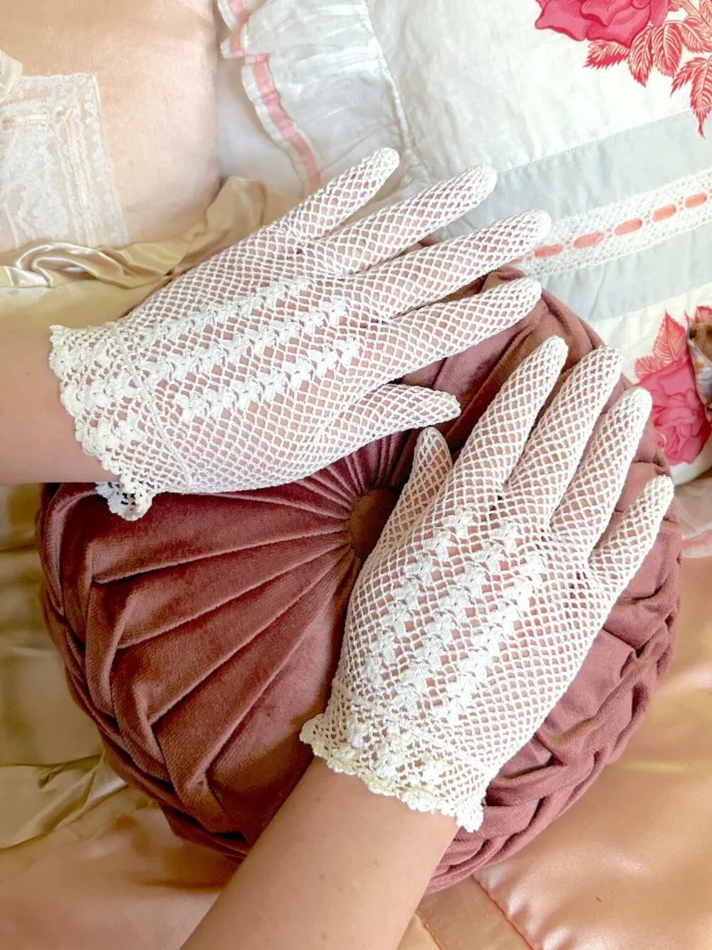 Vintage Crochet Lace Gloves 1960s ,White Cotton Scalloped Wrist, Bridal Retro
